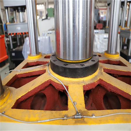 Liten manuell 30 tonns hydraulisk pressemaskin som brukes til verksted