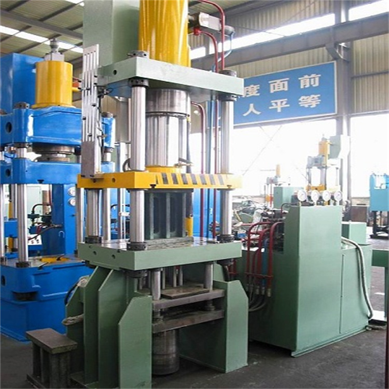 Liten hydraulisk presse- og støpemaskin med fire kolonner for hydraulisk olje