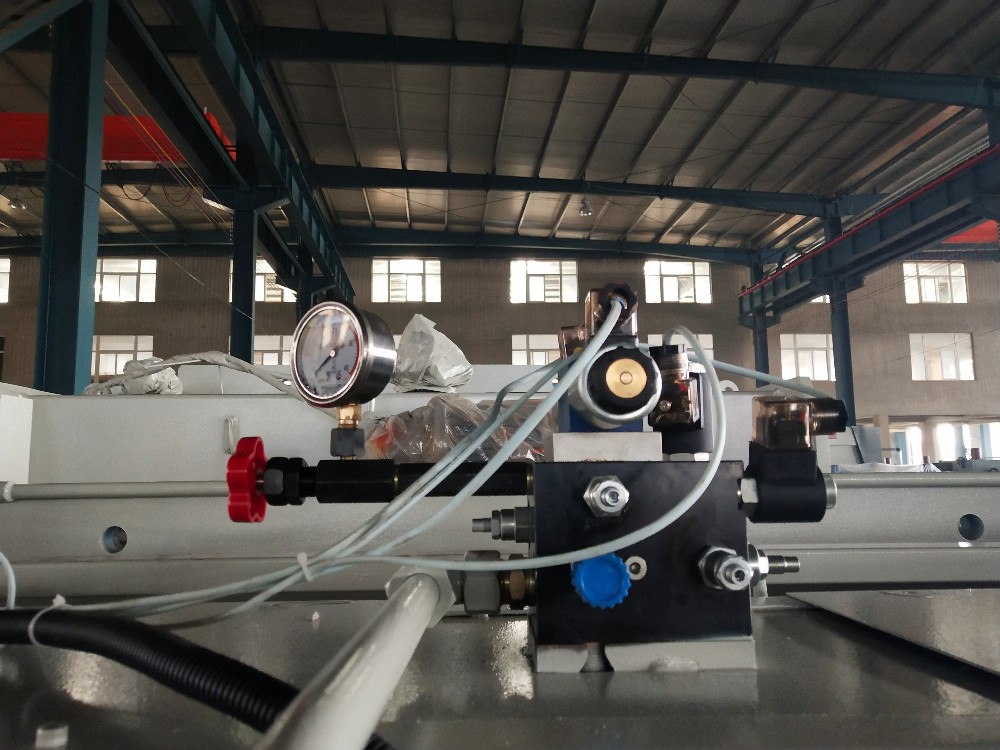 Kina metall hydraulisk kantpressemaskin med rimelig pris